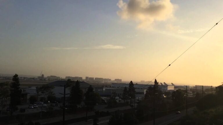 Airplanes taking off at LAX 8K