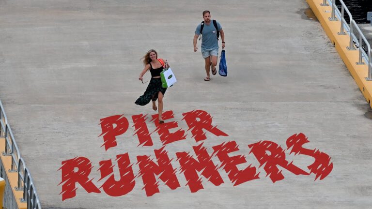 MORE PIER RUNNERS IN COZUMEL!  THE FASTEST FLIP FLOP RUNNER IN MEXICO!